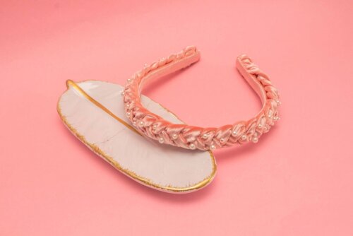 TIARA | TRANÇA ACHATADA VELUDO FINO COM PEROLAS | ROSA SALMÃO