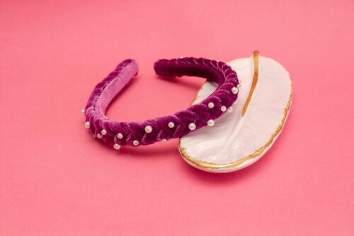 TIARA | TRANÇA ACHATADA VELUDO FINO COM PEROLAS | ROXO CRISTAL