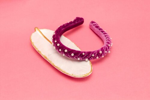 TIARA | TRANÇA ACHATADA VELUDO FINO COM PEROLAS | ROXO CRISTAL