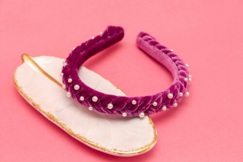 TIARA | TRANÇA ACHATADA VELUDO FINO COM PEROLAS | ROXO CRISTAL