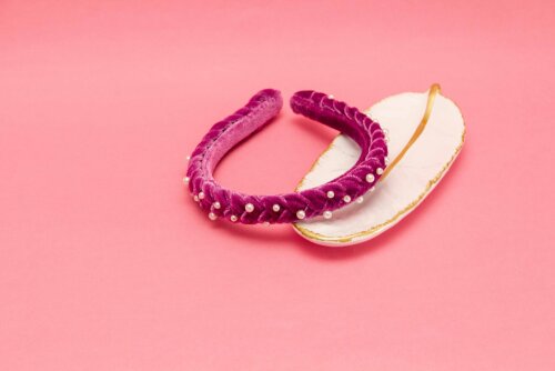 TIARA | TRANÇA ACHATADA VELUDO FINO COM PEROLAS | ROXO CRISTAL