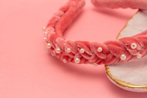 TIARA | TRANÇA ACHATADA VELUDO FINO COM PEROLAS | ROSA CHICLETE