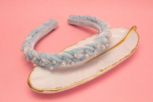 TIARA | TRANÇA ACHATADA VELUDO FINO COM PEROLAS | AZUL CLARO