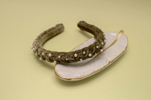 TIARA | TRANÇA ACHATADA VELUDO FINO COM PEROLAS | VERDE MILITAR