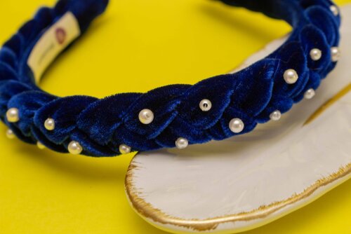 TIARA | TRANÇA ACHATADA VELUDO FINO COM PEROLAS | AZUL DIA