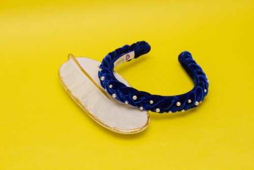 TIARA | TRANÇA ACHATADA VELUDO FINO COM PEROLAS | AZUL DIA