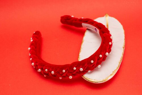 TIARA | TRANÇA ACHATADA VELUDO FINO COM PEROLAS | VERMELHO