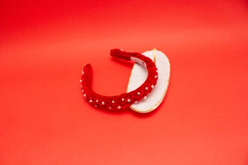 TIARA | TRANÇA ACHATADA VELUDO FINO COM PEROLAS | VERMELHO