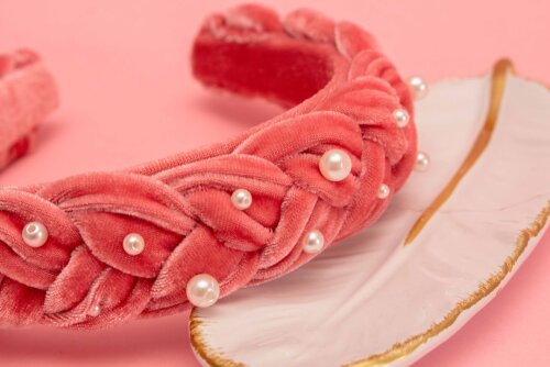 TIARA | TRANÇA ACHATADA VELUDO PEROLAS | ROSA SALMÃO