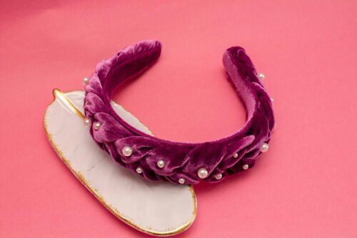 TIARA | TRANÇA ACHATADA VELUDO PEROLAS | ROXO CRISTAL