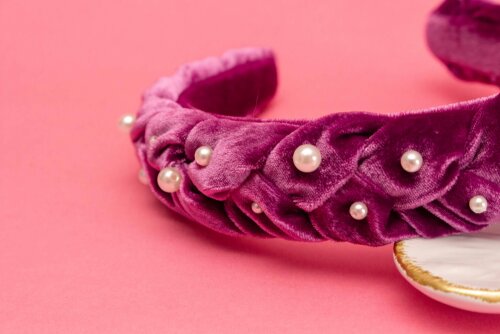 TIARA | TRANÇA ACHATADA VELUDO PEROLAS | ROXO CRISTAL