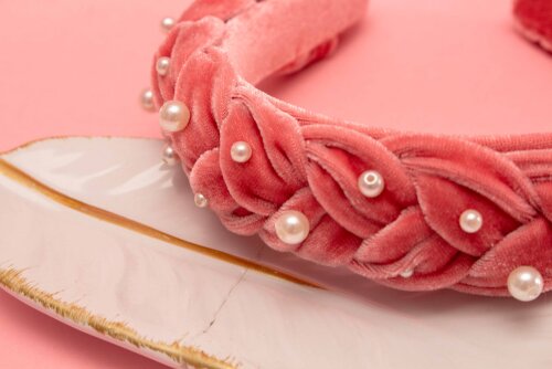 TIARA | TRANÇA ACHATADA VELUDO PEROLAS | ROSA CHICLETE