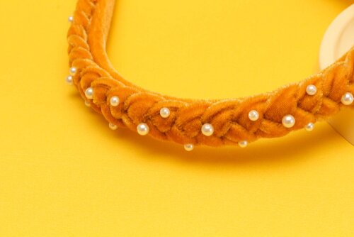 TIARA | TRANÇA ACHATADA VELUDO FINO COM PEROLAS | AMARELO MOSTAR