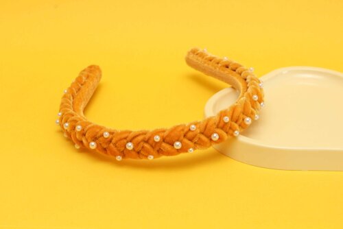 TIARA | TRANÇA ACHATADA VELUDO FINO COM PEROLAS | AMARELO MOSTARDA