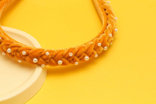 TIARA | TRANÇA ACHATADA VELUDO FINO COM PEROLAS | AMARELO MOSTAR