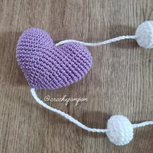 Pingente de corações e bolinhas de croche