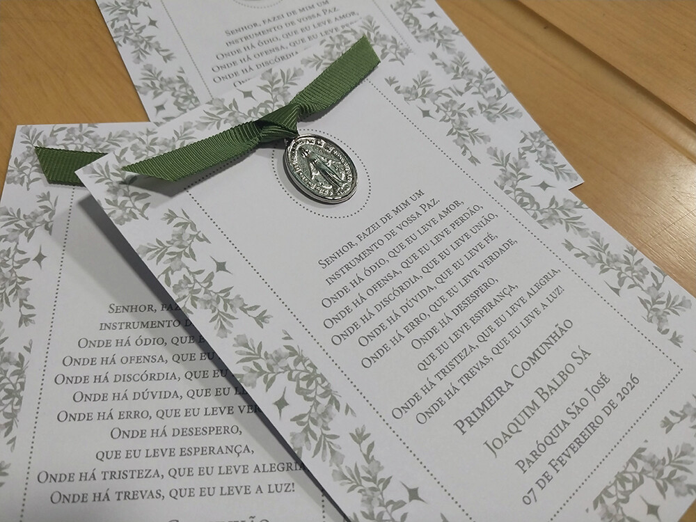 Lembrancinha Santinho Primeira Eucaristia com laço e medalha ver
