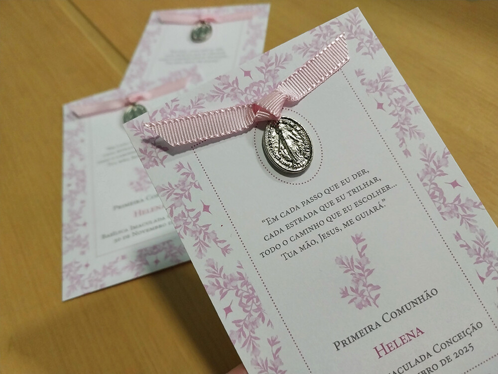 Lembrança Primeira Eucaristia com laço rosa e medalha