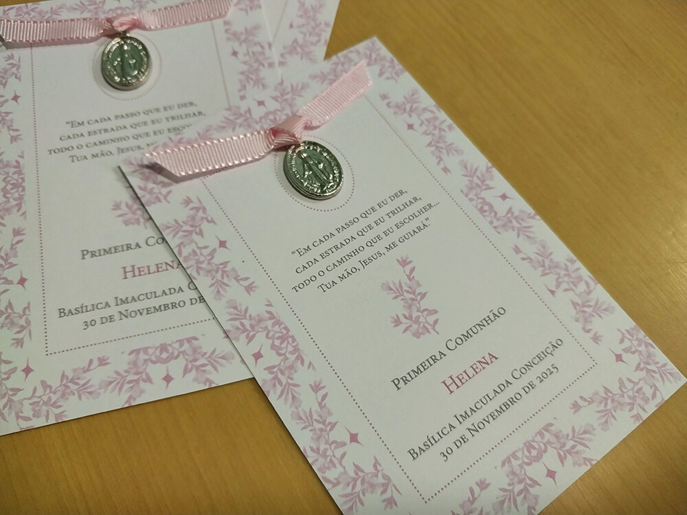Lembrança Primeira Eucaristia com laço rosa e medalha