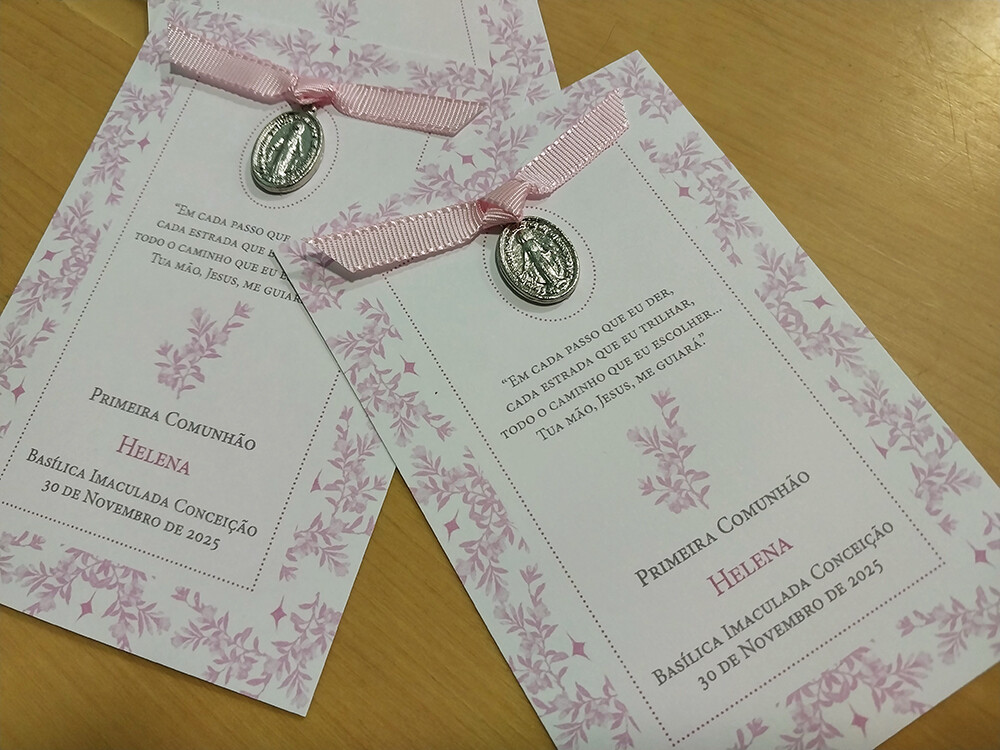 Lembrança Primeira Eucaristia com laço rosa e medalha