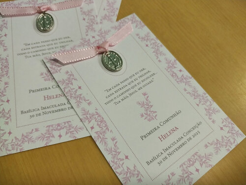 Lembrança Primeira Eucaristia com laço rosa e medalha