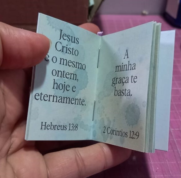 Kit com 10 (dez) Mini chaveiro Bíblia / Mini Bíblia Chaveiro pe