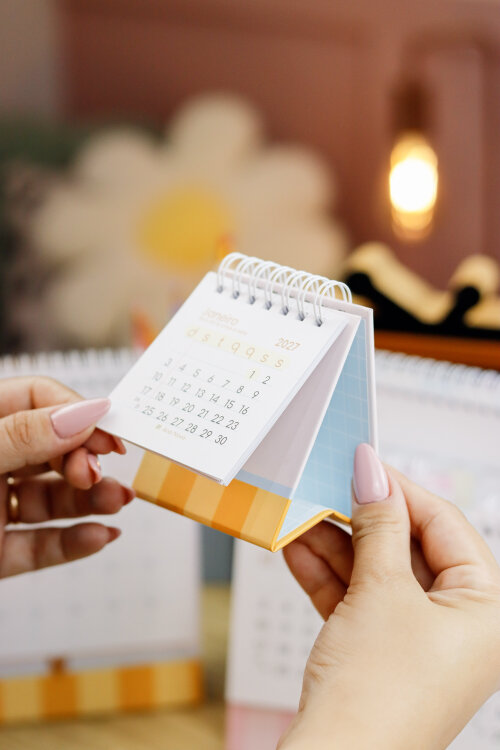 Mini Calendário de Mesa cartonado 2027
