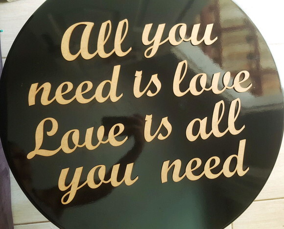 Decoração parede All you need is love