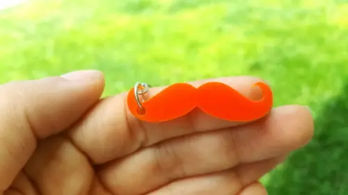 Chaveiro Acrílico Mini Bigode Laranja