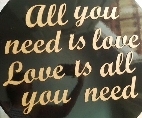 Decoração parede All you need is love