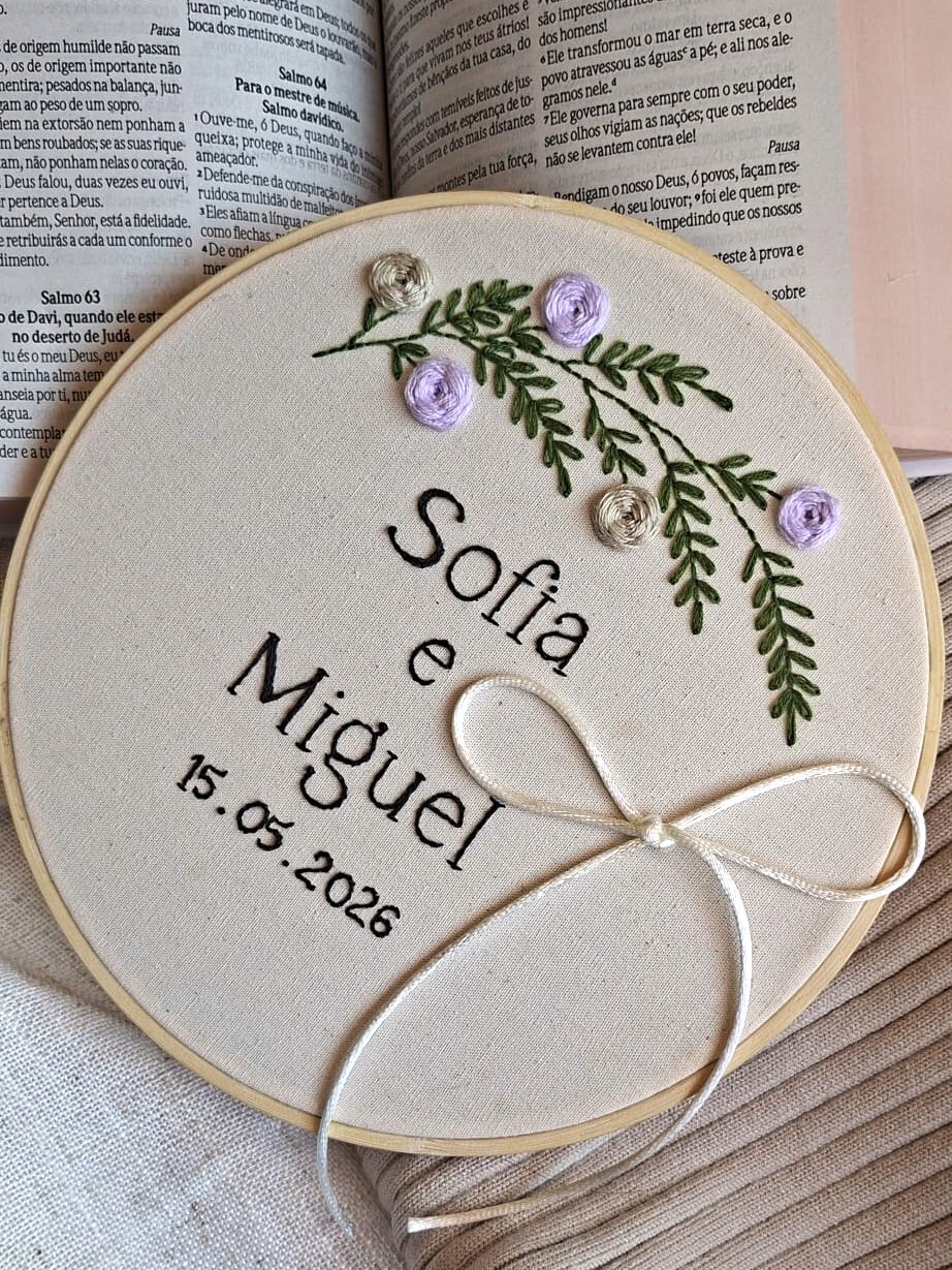 Porta alianças com nomes e ramo floral
