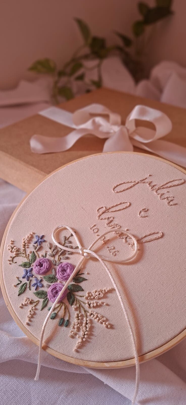 Porta Aliança com arranjo floral bordado à mão