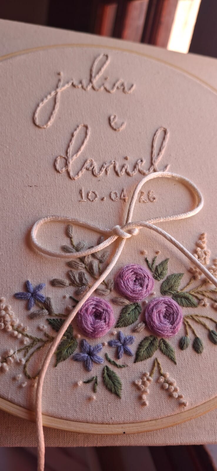 Porta Aliança com arranjo floral bordado à mão