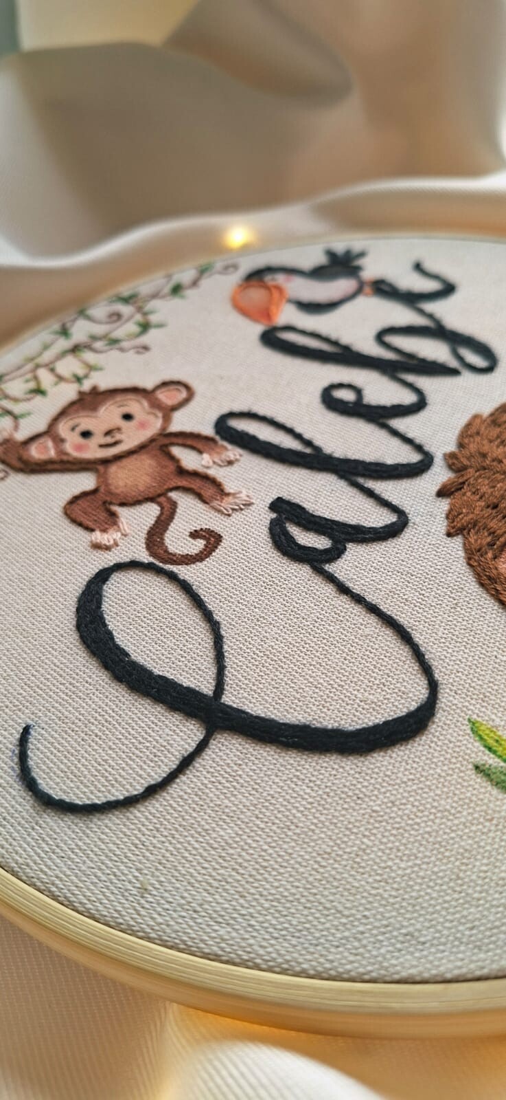 Porta maternidade safari em aquarela e bordado