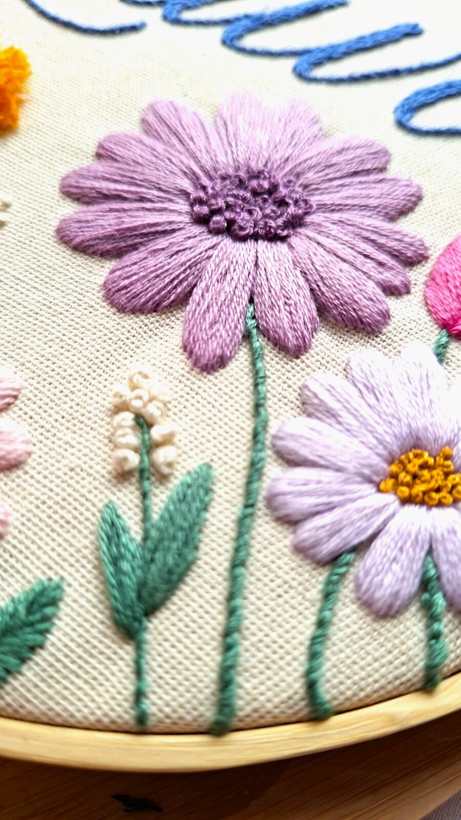 Porta Maternidade floral bordado a mão
