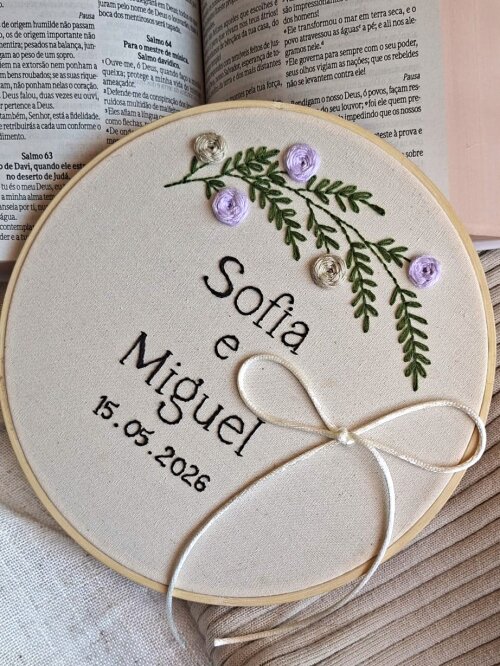Porta alianças com nomes e ramo floral