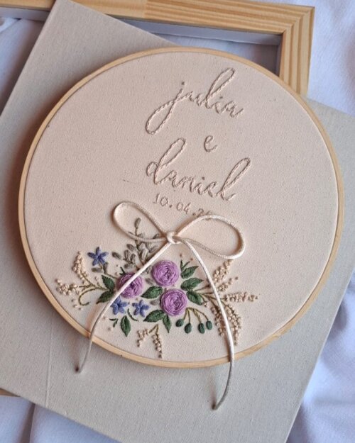 Porta Aliança com arranjo floral bordado à mão