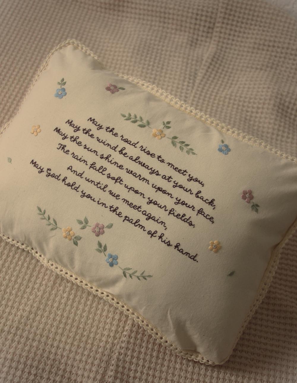 Almofada Bordada com Mensagem de Proteção