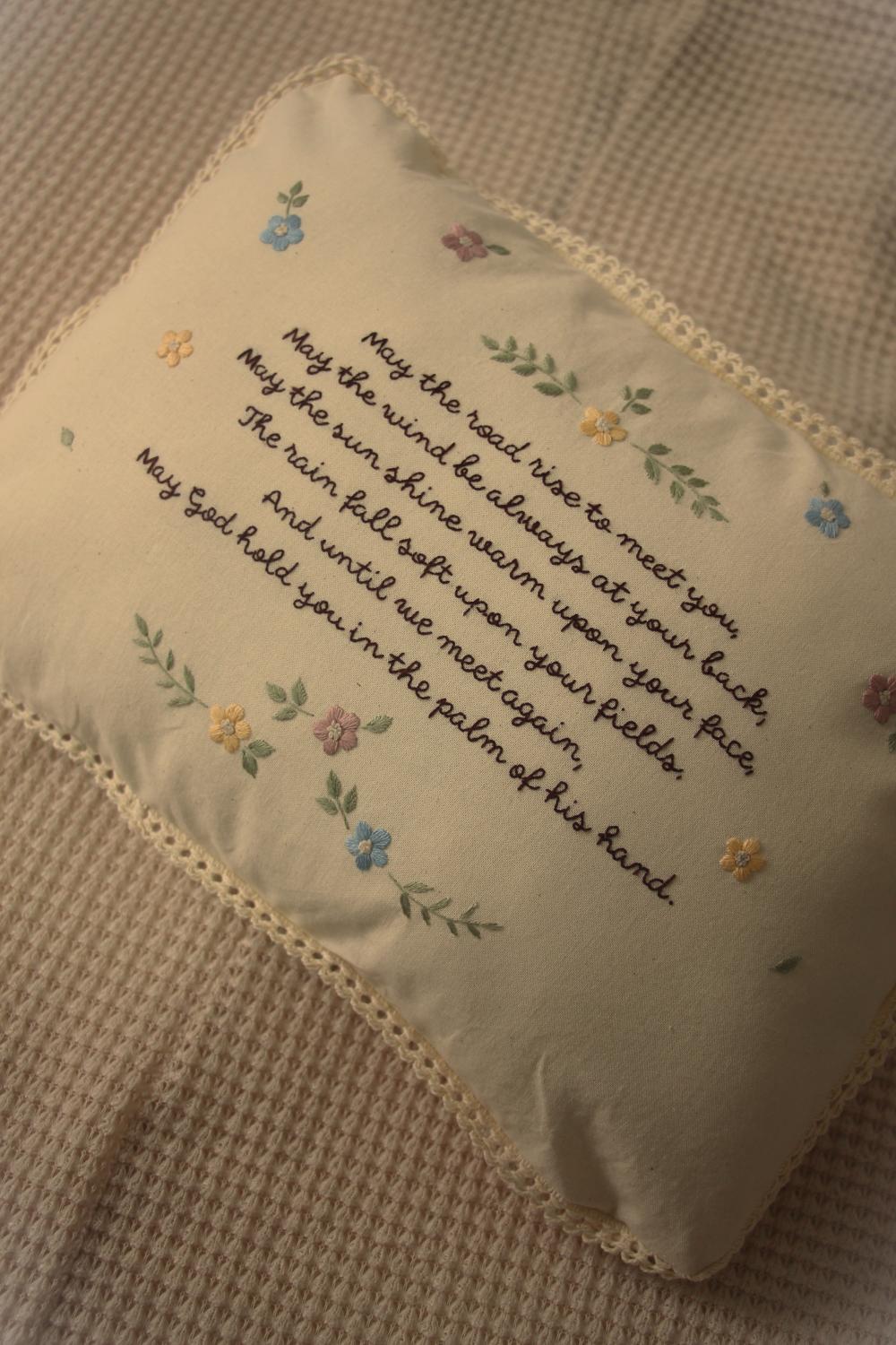 Almofada Bordada com Mensagem de Proteção