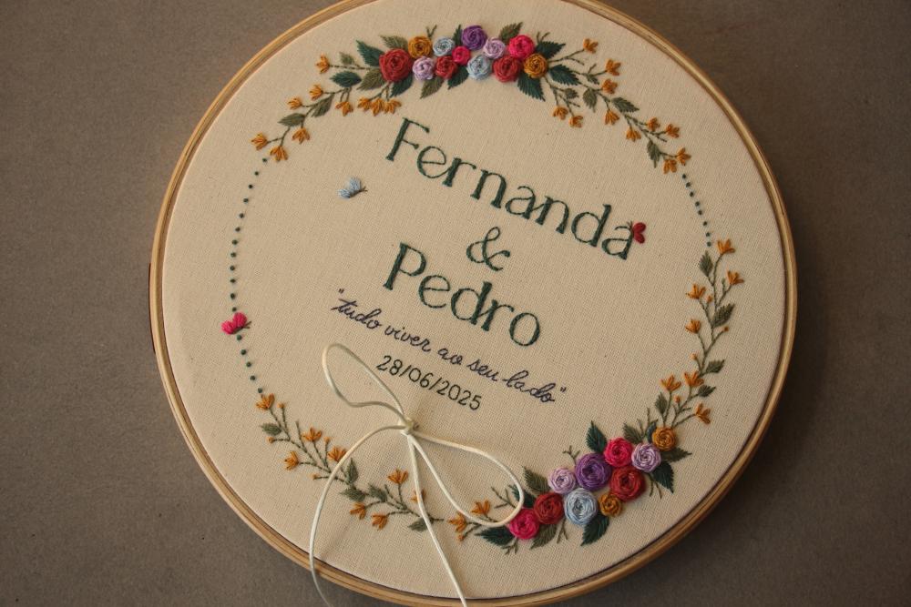 Bastidor porta-alianças bordado à mão | personalizado