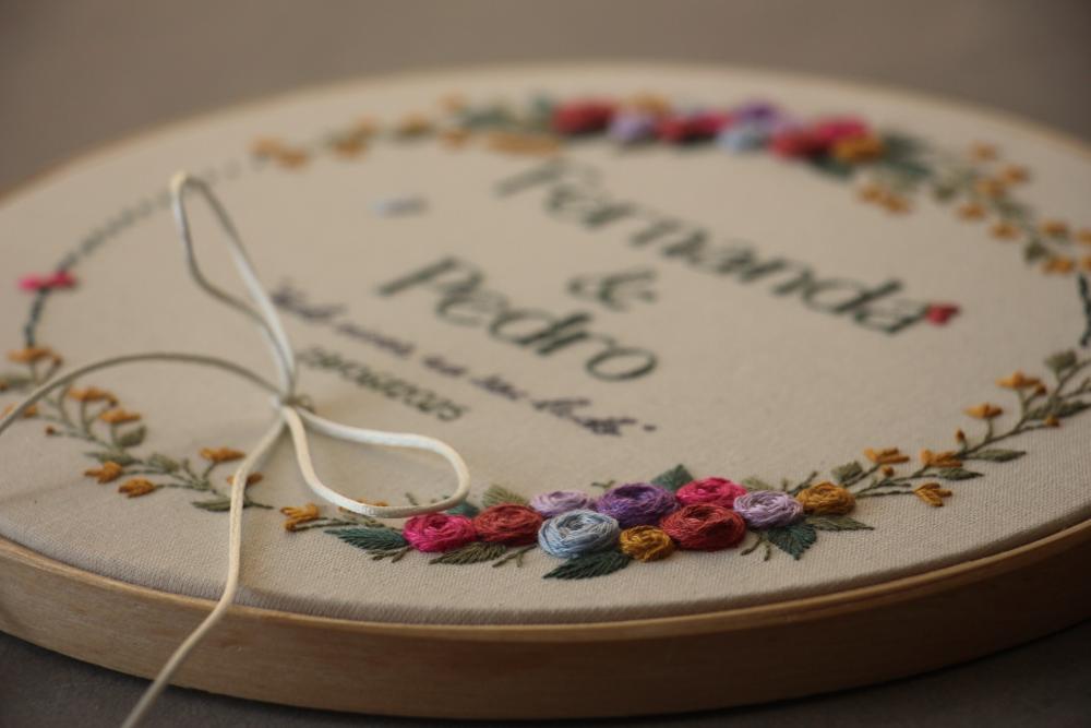 Bastidor porta-alianças bordado à mão | personalizado