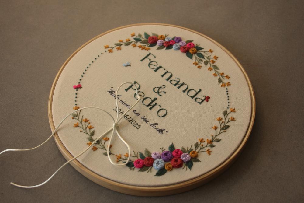 Bastidor porta-alianças bordado à mão | personalizado