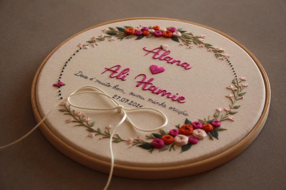 Bastidor porta-alianças bordado à mão | personalizado