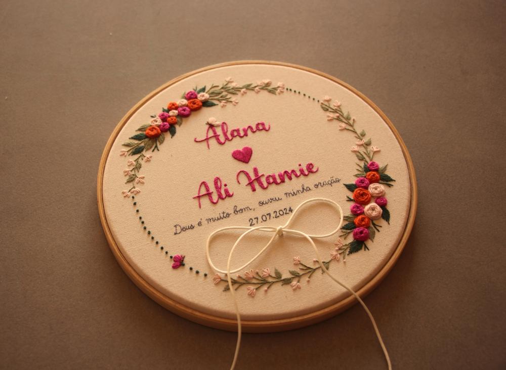 Bastidor porta-alianças bordado à mão | personalizado