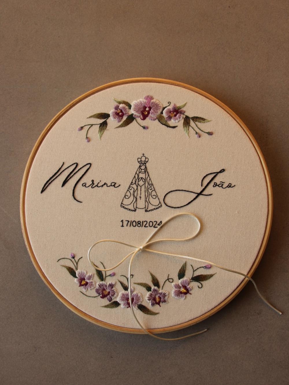 Bastidor porta-alianças bordado à mão | personalizado