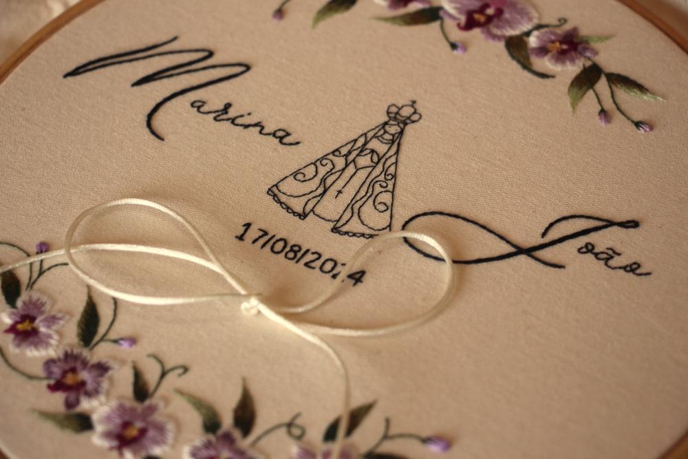 Bastidor porta-alianças bordado à mão | personalizado