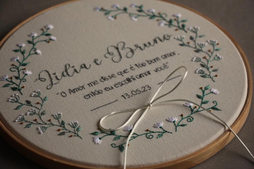 Bastidor porta-alianças bordado à mão | personalizado