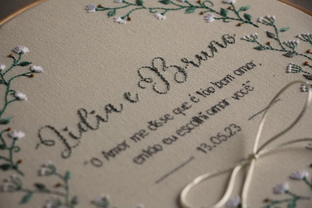 Bastidor porta-alianças bordado à mão | personalizado