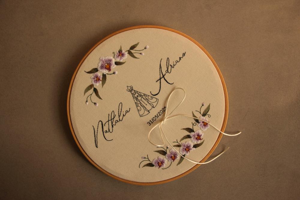 Bastidor porta-alianças bordado à mão | personalizado