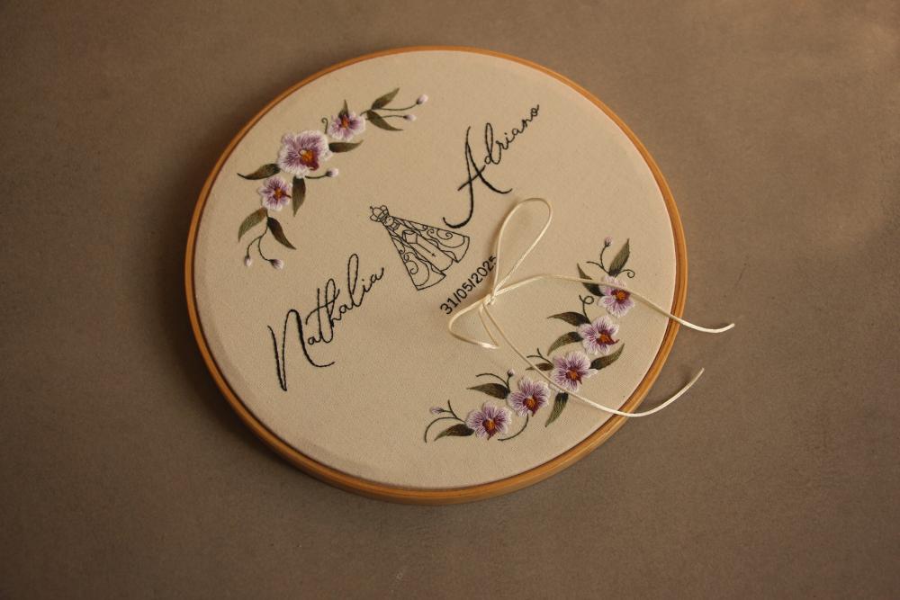 Bastidor porta-alianças bordado à mão | personalizado